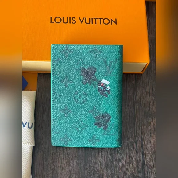 Louis Vuitton Passport Cover Green - Picture 3 of 9
